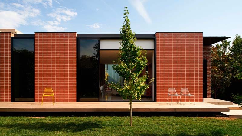 2) خانه‌ی سه قسمتی (معماران EAT، ملبورن، استرالیا)-نمای آجری